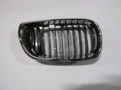 BMW 3 SERI- E46- SD- 02/05; ÖN PANJUR SAĞ SİYAH/NİKELAJ ÇERÇEVELİ (TYG) 51137030546